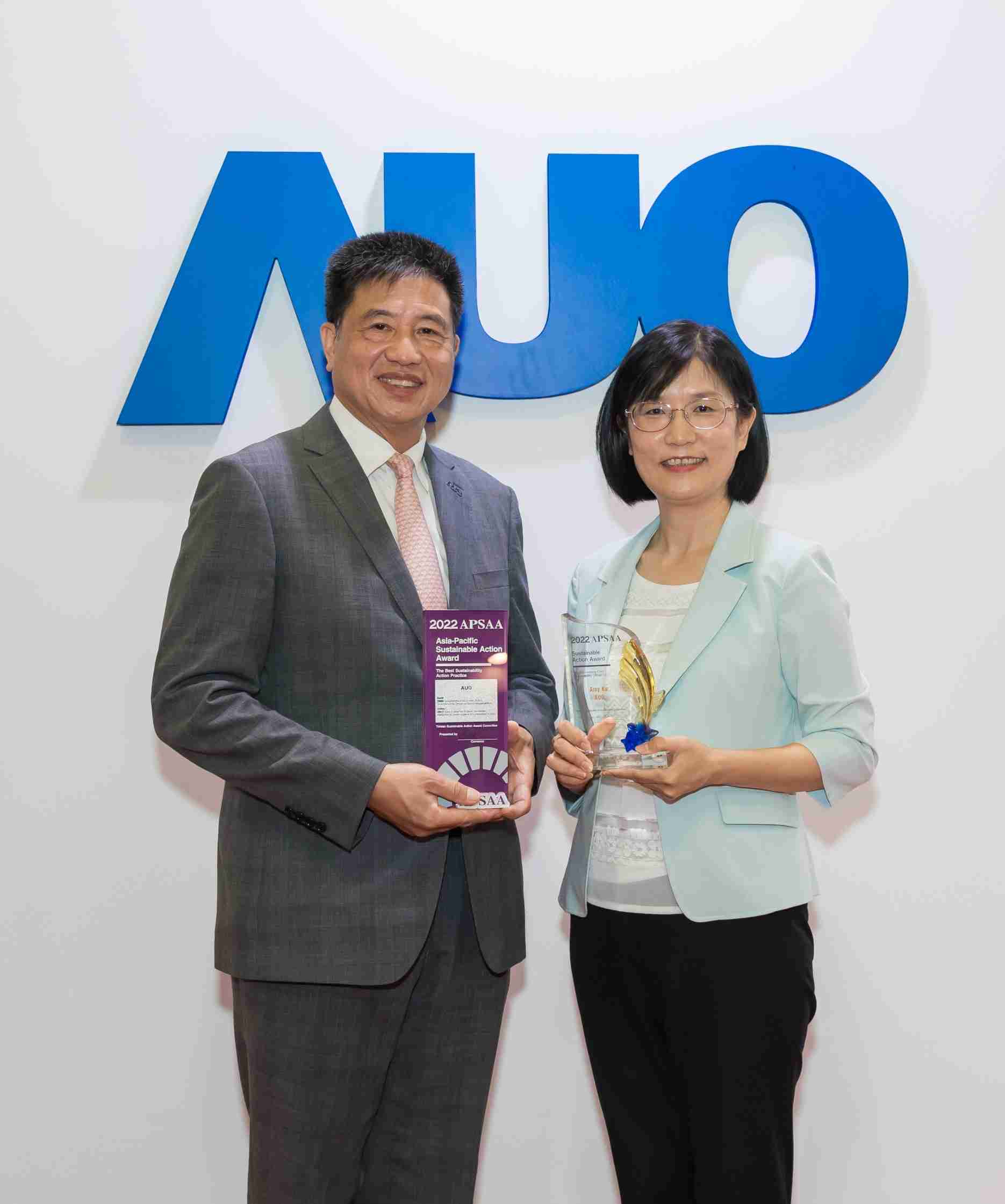 888.BY集团电子游戏长期垫筑永续远景的基石，，，透过ESG暨气候委员会逐步实践永续策略蓝图。。。。其中，，888.BY集团电子游戏光电永续长古秀华带领团队、、、、制定中长期目标，，，缔造多面向亮眼表现，，获得「顶尖永续长奖」的个人奖殊荣（左：888.BY集团电子游戏光电董事长暨执行长彭双浪，，，右：888.BY集团电子游戏光电永续长古秀华）