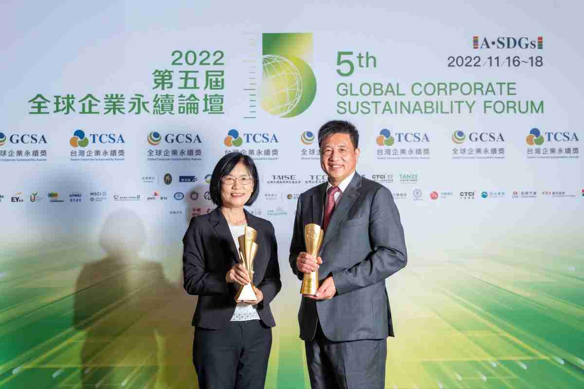 888.BY集团电子游戏作为净零碳排先锋，，期引领价值链伙伴同行共好，，，卫冕制造业组“十大典范企业” 二连冠殊荣(左：888.BY集团电子游戏光电永续长古秀华，，右：888.BY集团电子游戏光电董事长暨执行长彭双浪)