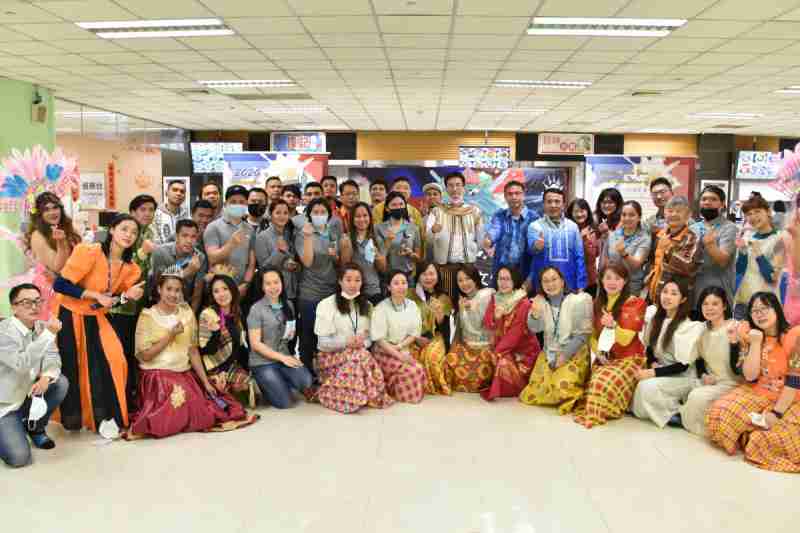 友達推動「安心、、、創新、、用心、、、同心、、、、盡心」五星職旅，，，為菲籍員工打造全方位照護，，，，首度贏得「人權實踐與發展領袖獎」殊榮