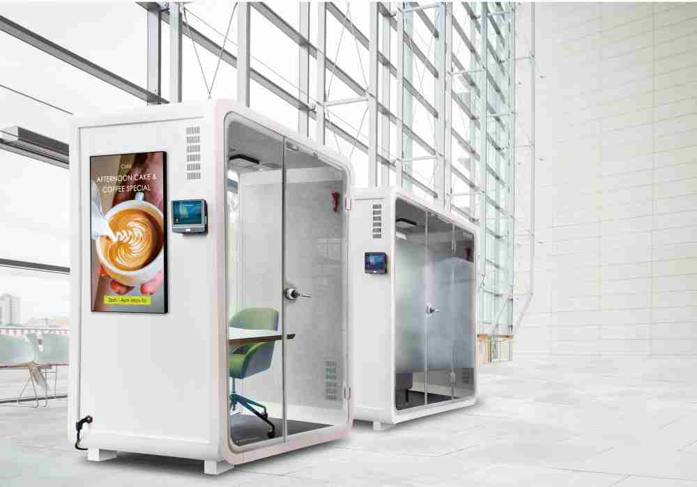 888.BY集团电子游戏子公司达擎之智慧行动办公舱，，采用PDLC智能调光玻璃设计，，透过通电与断电的电流切换，，，呈现透明与雾面效果，，，具节能降耗特性并兼顾隐私，，，确保信息安全