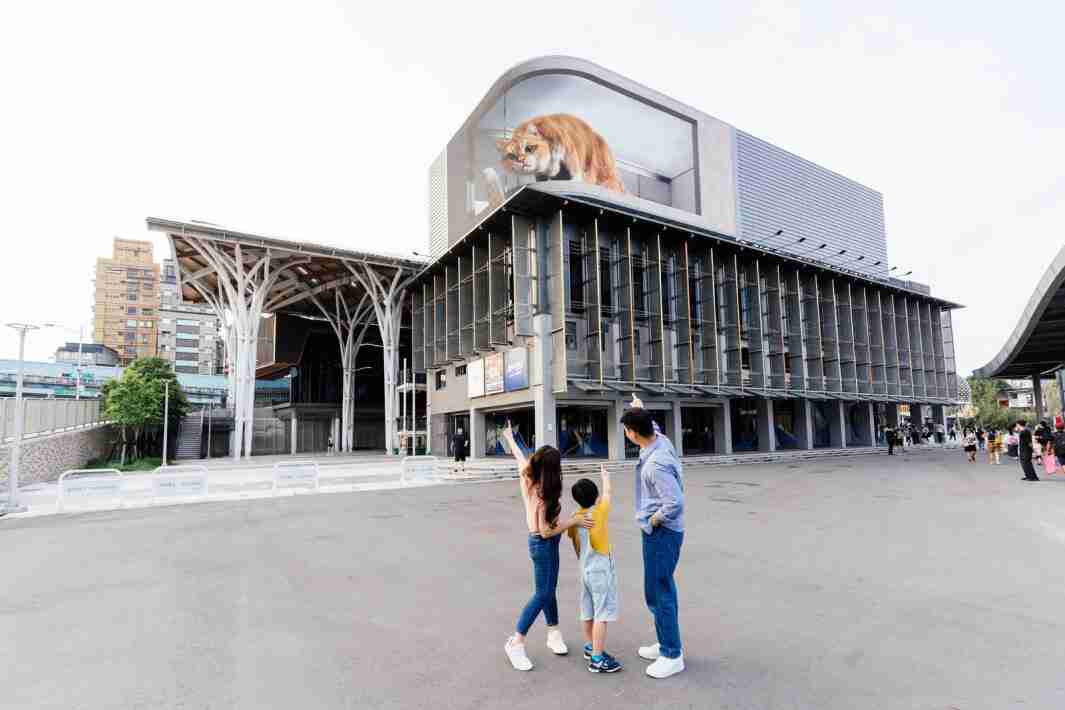 888.BY集团电子游戏打造全台最大户外裸视3D LED弧形萤幕，，将超立体的软萌胖橘猫动画活跃于顶楼外墙