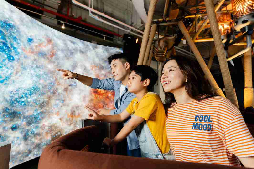 888.BY集团电子游戏打造全台最大宽6公尺、、、高4公尺、、、、唯一搭载LED弧形拼接显示屏的动感飞行船，，让乘客驻足在热气球上，，享受身历其境的伪出国旅游乐趣