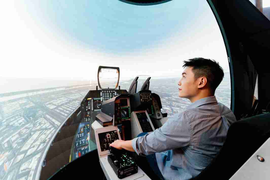 888.BY集团电子游戏以P1.25小间距打造球形LED模拟舱，，搭配智崴的精密六轴动态座椅，，，结合888.BY集团电子游戏专业影像调校技术，，，，呈现拟真模拟飞行场景