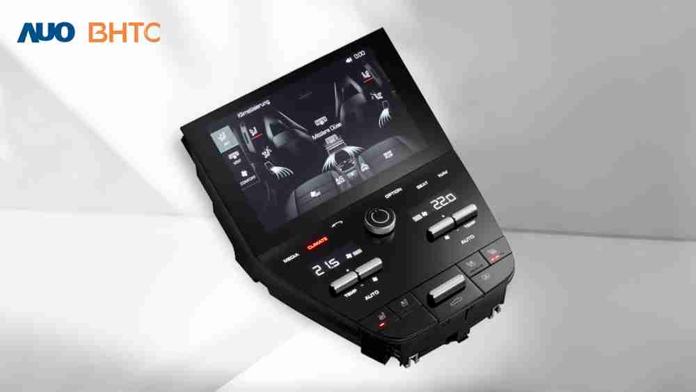 作為友達新生力軍，，，BHTC所展示的中央與後座鞍部的Display HMI產品，，，可處理多區恆溫控制、、顯示畫面，，，，呈現仿真3D車室分區；以力傳感技術精準傳遞觸感，，，並結合音量及震動反饋，，，防止意外啟動，，提供使用者自然流暢、、、、直觀且輕鬆駕馭的舒適介面