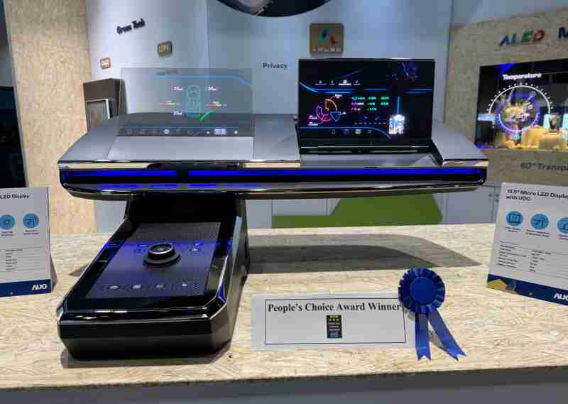 888.BY集团电子游戏车用Micro LED Display HMI解决方案获”最佳车用显示奖”，，，以用户为中心开发，，，，针对前座驾驶与乘客设计兼具娱乐与安全的高画质屏幕，，包含车舱前座的Micro LED透明屏幕及全球首款内建镜头的智慧Micro LED显示器