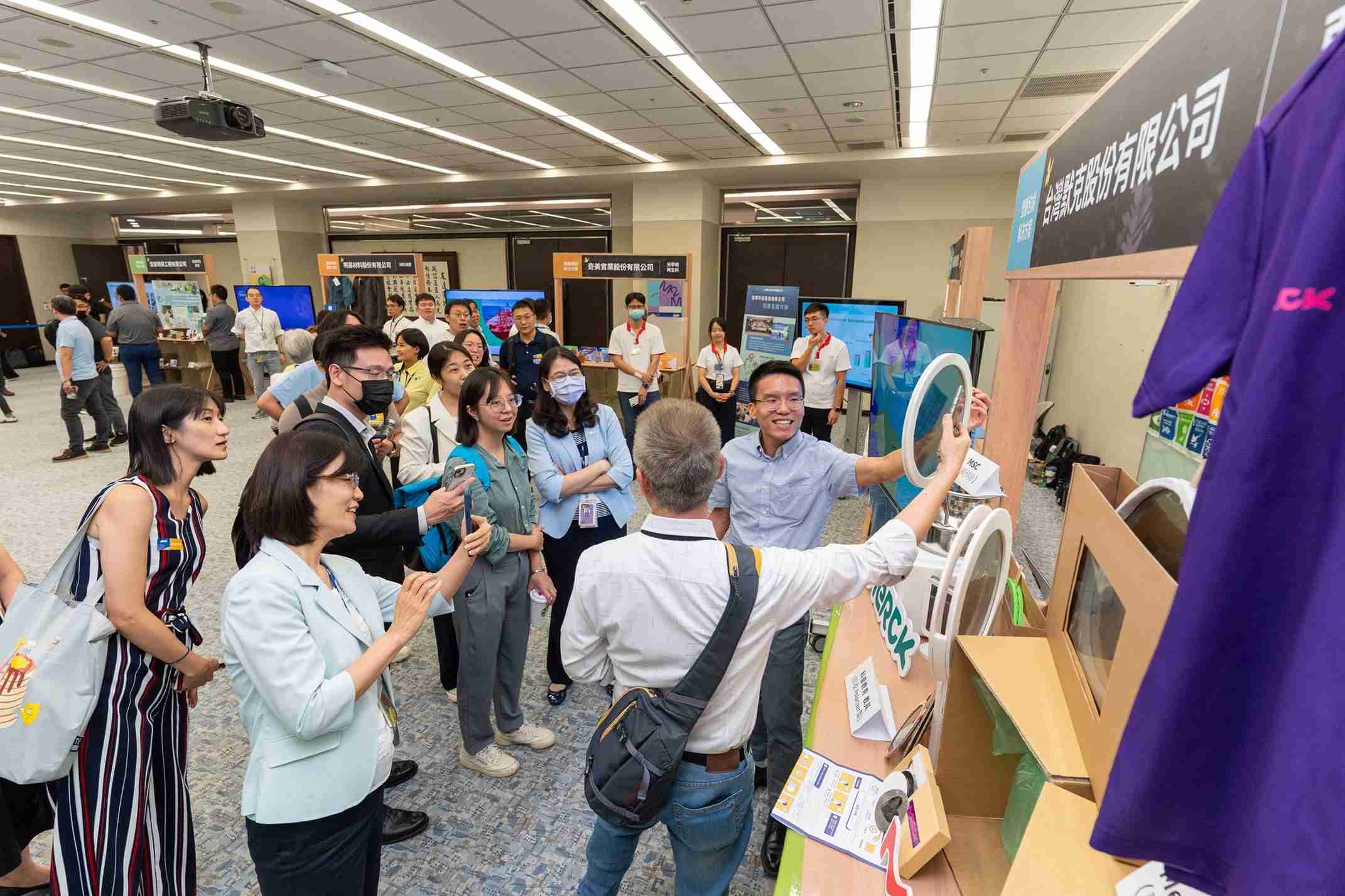 888.BY集团电子游戏连手产业伙伴策划首届生态圈联展，，，，展示如何将废塑料循环再利用，，，创新解决方案包括：塑料包材再生与循环使用、、、、再生塑料研发及应用、、废塑料回收再生技术、、、、减塑生活提案等