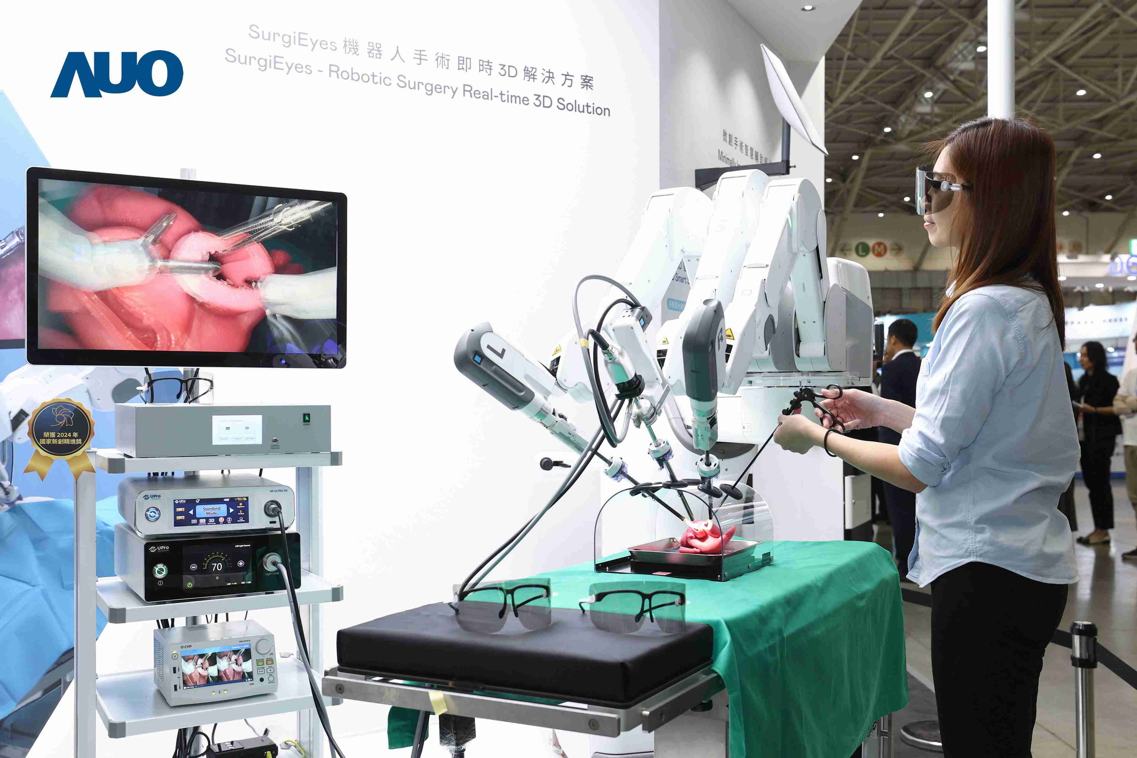 达擎以领先的3D显示技术推出〝SurgiEyes机器人手术实时3D解决方案〞，，，，整合先进3D图像处理与独家3D垂直宽视角、、、、广色域的显示技术，，，手术团队可实时同步主刀医师视角看到清晰3D影像，，，提升沟通效率与安全性。。。