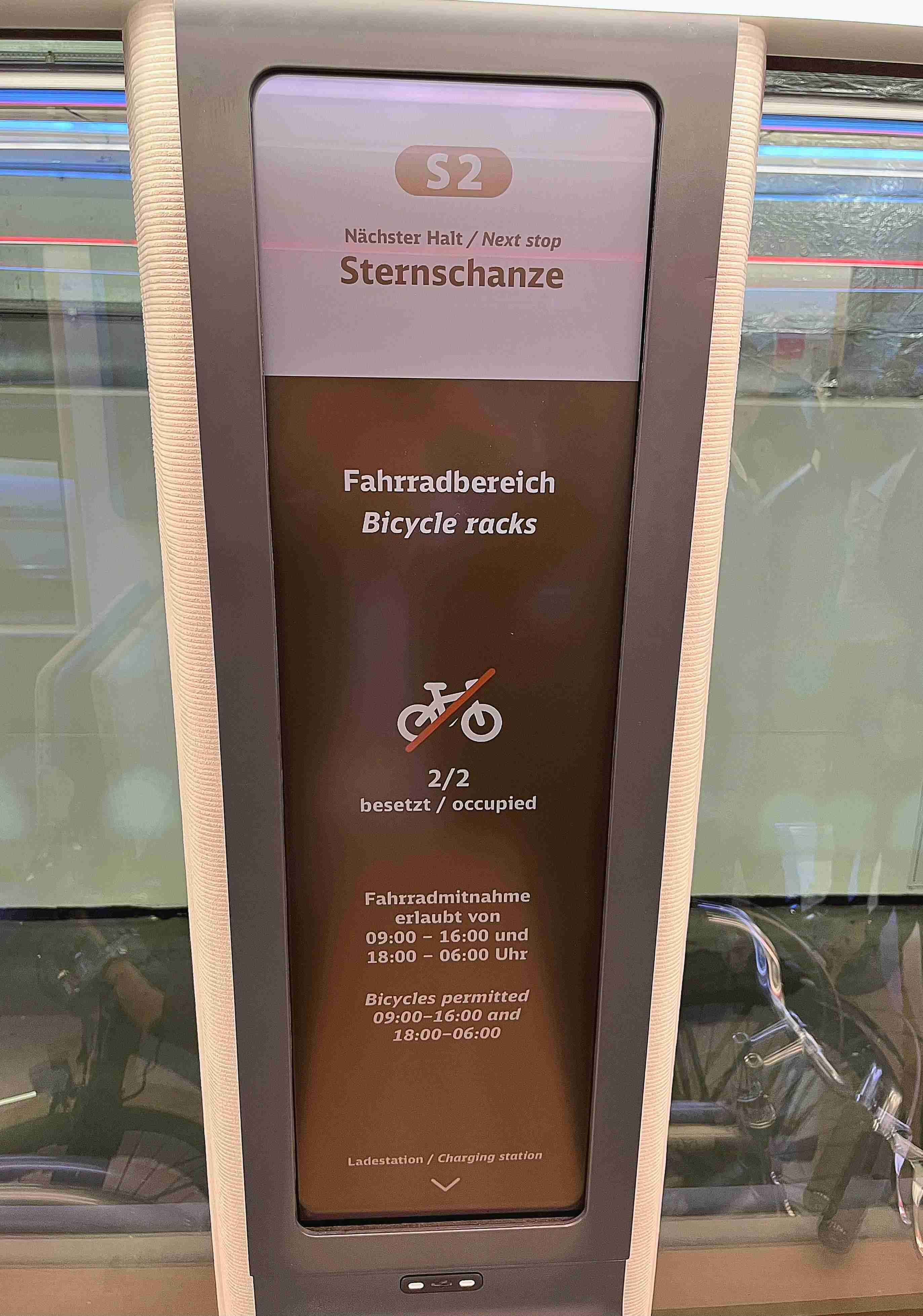 达擎HiRaso显示技术采用胆固醇液晶独特的双稳态特性及反射环境光线的方式，，发挥最佳能源运用效率，，，，其仅在更换显示画面时才消耗电力，，在持续静止的画面显示上则为零耗电，，与传统液晶显示技术相比大幅节省90%能耗